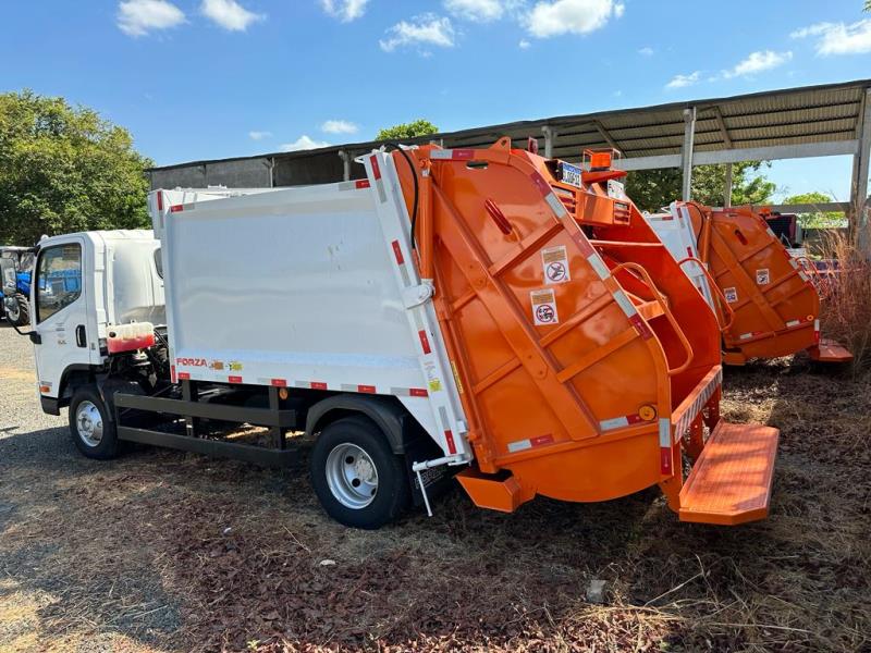 Codevasf-PI entrega tratores agrícolas e caminhões de lixo para 12 ...